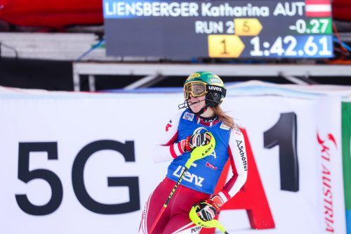 Die Erleichterung war groß bei Katharina Liensberger. Im Ziel leuchtete nach ihrer Fahrt die Eins auf. Am Ende freute sie sich über den zweiten Platz. gepa/2