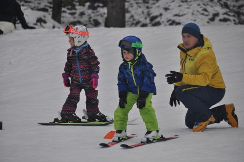 Die Kinderskipiste in den Lehmlöchern in Ludesch hat wieder offen. HAB