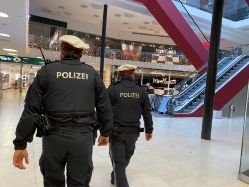 Die Polizei ist das letzte Mittel. Bezirkshauptmann Herbert Burtscher betont die Kontrolle als Angebot an die Unternehmer.  VOL