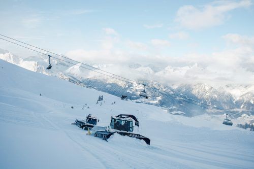 Die Schneebedingungen auf dem Hochjoch sind nach den Schneefällen der letzten Tage bestens. Die Streckenpräparierung läuft nach Plan. SM