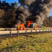 Lastwagen rammt Militärkonvoi auf Autobahn-Pannenstreifen