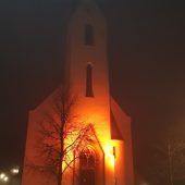 Weilers Pfarrkirche erstrahlt in Orange