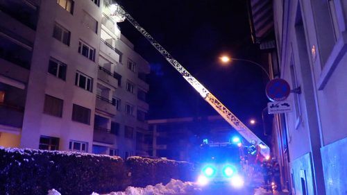 Die Feuerwehr musste auch die Drehleiter einsetzen.  m. shourot