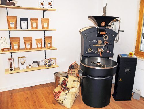 Einmal pro Woche werden in der Maschine grüne Kaffeebohnen geröstet.