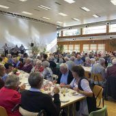 100 Höchster Senioren feierten in der Rheinauhalle