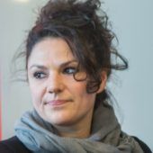 Caro Stark hat tolle Krimikomödie aus­gestattet. »D8