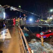 Auto landet im Bach