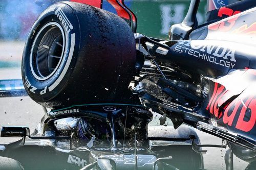 Für Lewis Hamilton im Mercedes wurde es unter dem Red-Bull-Boliden von Max Verstappen beim Grand Prix in Monza ganz schön eng. Das Bild von Fotograf Andrej Isakovic von der Agentur AFP wurde in die Kategorie „Foto des Jahres“ aufgenommen.  
