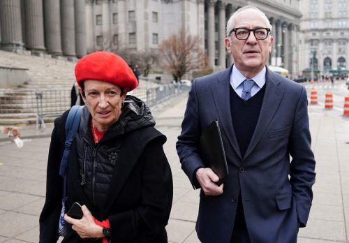 Ghislane Maxwell und ihr Bruder Kevin auf dem Weg zum Gericht. reuters