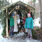 Ein Schmück-Mich-Baum und ein Christkind-Postkasten für Kinder
