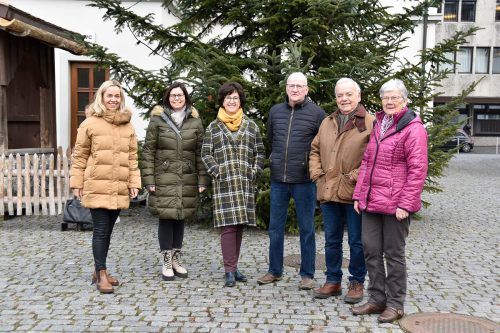 Karin Reith (Beirat), Bgm. Katharina Wöß-Krall, Susanne Entner und Alfred Wally und (Schufla-Komitee), Paul Frick (Stammtisch Gasthaus Freschen) sowie Melitta Mathis (Schufla-Komitee) bei der Spendenübergabe.  MG