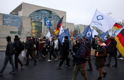 Maßnahmengegner protestieren in der deutschen Hauptstadt.  reuters