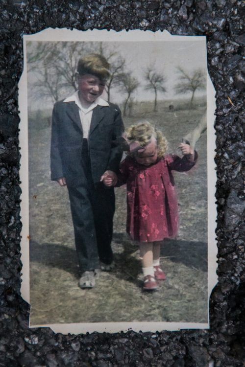Mirko als vierjähriger Bub mit seiner Schwester Anna.