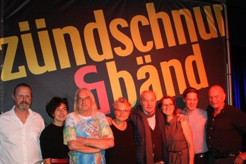Mit einer Kurztour vom 18. bis 26. März 2022 planen Zündschnur & Bänd (im Bild mit den Gastkomponisten Amann und Lingg) den Abschied von der großen Bühne.