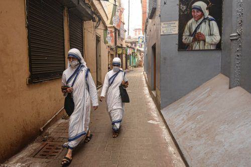Nonnen betreten den Hauptsitz der Organisation in Kalkutta.  AFP