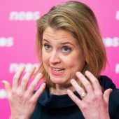 Neos-Chefin verteidigt Impfpflicht und übt harsche Kritik an FPÖ