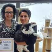 Katzenfreundin bastelt kreative Kränze