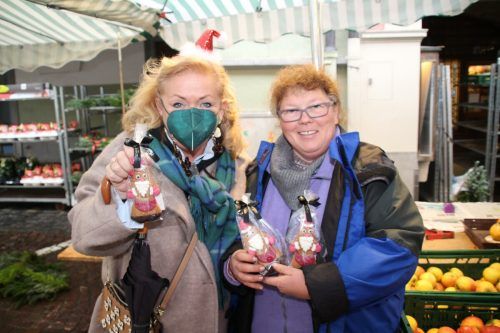 Stefanie Purtscher und Ursula Frick freuten sich über das kleine Dankeschön.  HE