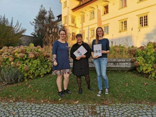 Susanne Studeny, die den Prozess begleitet hat, mit den beiden OJA-Leiterinnen Nicole Beck und Karin Außerer.  Privat