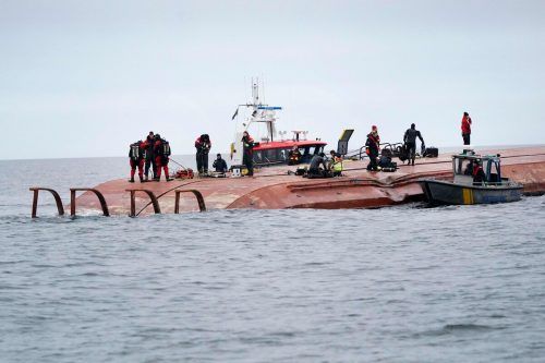 Taucher auf dem gekenterten dänischen Frachtschiff Karin Hoej.  afp