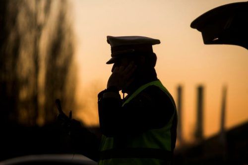 Nach einem versuchten Raubüberfall in St. Gallenkirch fahndet die Polizei Schruns nach einem unbekannten Täter.  symbol/paulitsch