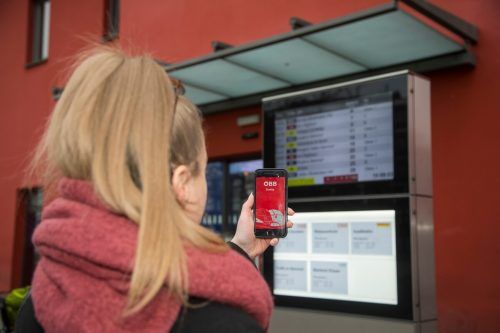 VCÖ-Bahntest beschert Zugpersonal gute Noten. Gewünscht wird eine bessere Abstimmung der Anschlüsse von Bussen an die Bahn.  VN/Paulitsch