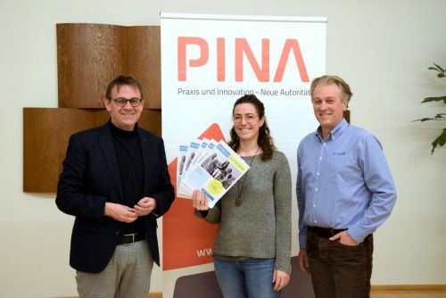 Von Obmann Christoph Thoma, Mitarbeiterin Carmen Maier und Vorstandsmitglied Gerold Kornexl gab es Möbelgutscheine. PINa/ Scopoli