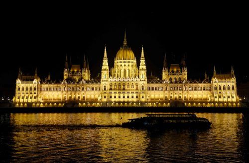 Vor dem imposanten ungarischen Parlamentsgebäude in Budapest fährt ein Schiff auf der Donau. AFP