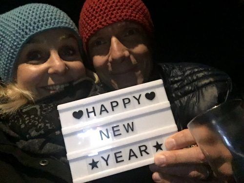 Wir werden den Silvesterabend dieses Jahr unspektakulär auf der Couch verbringen. Dieses Jahr ist erstmals unser Hund Elsa mit dabei. Sie ist sehr schreckhaft und wird die Böller nicht mögen. Deshalb darf sie mit uns ein bisschen vom Eierlikör naschen. Wenn die Knallerei dann vorbei ist, werden wir mit unseren Nachbarn im Freien auf das neue Jahr anstoßen – in der Hoffnung auf rauschende Feste, spannende Krimidinner und verwegene Hardrock-Festivals im kommenden Jahr. Heike Montiperle, Kabarettistin