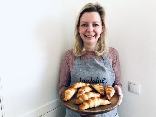 Alexandra Frick bäckt zum Frühstück fluffige Vanille-Buttermilch-Hörnchen. AFB