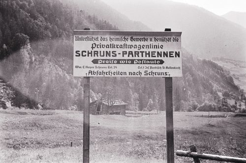 Am 25. April 1800 zerstörte ein Brand den größten Teil des Dorfes und die Kirche St. Martin. Diese wurde noch im selben Jahr wiederaufgebaut und 1868 erweitert. Sammlung Risch-Lau, Ansichtskartensammlung, Erwin Hefel, Vorarlberger Landesbibliothek