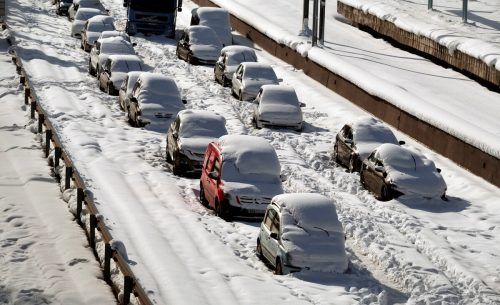 Am Dienstag schneite es in Griechenland weiter. Viele Menschen saßen in ihren Autos fest, einige verließen ihre Autos und gingen zu Fuß nach Hause. Reuters