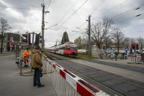 Eine Tieferlegung der Bahn soll bei dem Projekt mitgedacht werden. VN