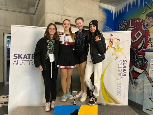 Anna, Lara, Celina und Razan in St. Pölten. Eislaufschule Feldkirch