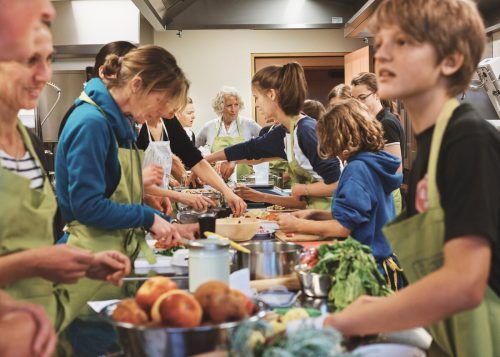 Auch der Kochworkshop der Teilnehmer am vierwöchigen Klimaexperiment gehört zu den Maßnahmen im Bregenzerwald.