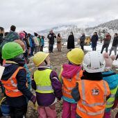 Erster Spaten für neue Volksschule