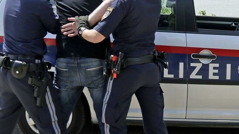 Für drei weitere Mitglieder einer räuberischen syrischen Jugendgang klickten die Handschellen. symbol/polizei