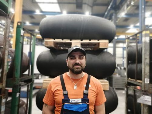 Aydin Akgül ist seit über 20 Jahren bei Erne und hat sich zum Vorarbeiter hochgearbeitet. Erne Fittings