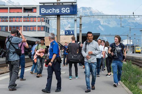 Bahnhof Buchs: Aufgegriffene Migranten werden zum administrativen Verfahren ins Bearbeitungszentrum begleitet. KEYSTONE