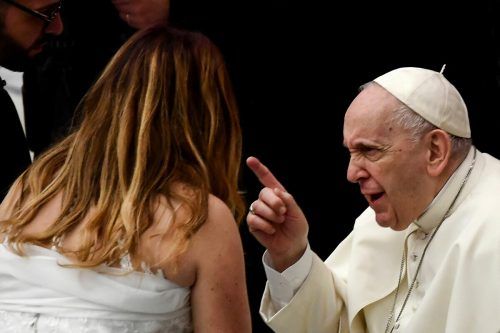 Bei einer Generalaudienz im Vatikan forderte Papst Franziskus Eltern auf, ihre homosexuellen Kinder nicht zu „verurteilen“. AFP