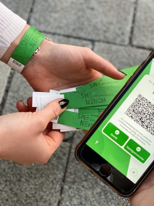 Beim Hohenemser Stadtmarketing kann man sich ein grünes Bändchen abholen, das in allen Geschäften als 2-G-Nachweis anerkannt wird. Stadt