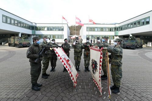 Beim Treuegelöbnis durften vier Rekruten, stellvertretend für alle, die Fahne halten.  VN/Serra/ Koppitz