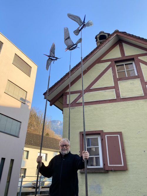 Bernhard Fritz zeigt seine neue Installation „Schwärmen“ am Hohenemser Emsbach bei „ein m2 KUNST“.
