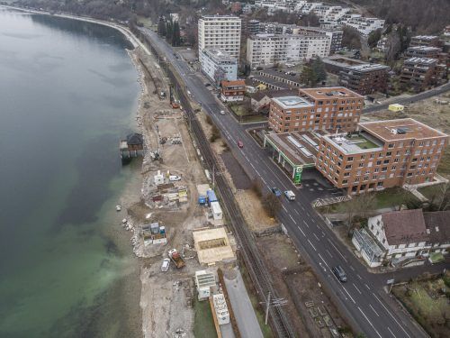 Bis Ende April wird ein rund 500 Meter langer Abschnitt vom Nostalgiebad Mili in Richtung Lochau ausgebaut. VN/Paulitsch