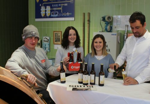 Brauer Gessler, Lena Schenkermayr, Lara Waldner und Geschäftsführer Dorner (v. l.) bei der außergewöhnlichen Verkostung des glutenfreien Bieres. STP/3