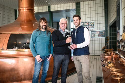 Braumeister Josef Wasner übergibt den Schlüssel an Nachfolger Felix Schiffner. GF Wolfgang Sila (l.) kündigt Millioneninvestitionen an. FA/Mittelberger
