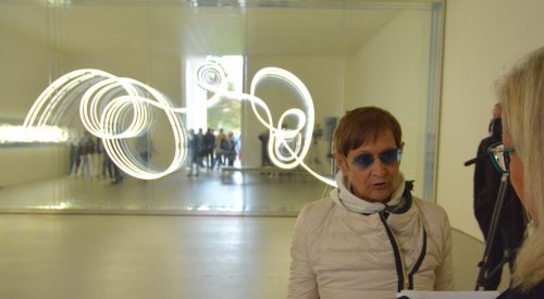 Brigitte Kowanz im Gespräch auf der Biennale in Venedig. Vn/cd