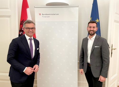 Bürgermeister Simon Tschann (r.) diskutierte bei seinem Kurzbesuch im Finanzministerium angeregt mit Magnus Brunner. Stadt Bludenz