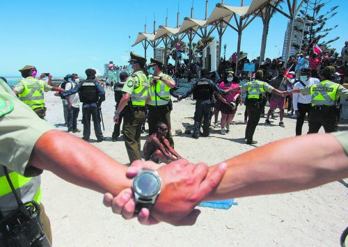 Chilenische Polizisten sichern in Iquique eine Kundgebung gegen Migration und Kriminalität ab. Reuters