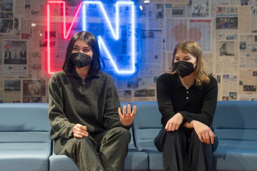 Corona prägt die Aktivitäten von BHS-Landesschulsprecherin Anne Urbanek und AHS-Vertreterin Lina Feurstein (v.l.) fast komplett.  VN/STIPLOVSEK